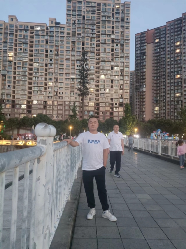 寂寞的男人的第一张照片--贵阳相亲服务中心